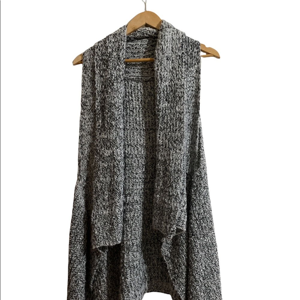 ❄️ Beautiful woolly gray sleeveless vest one size fits all.